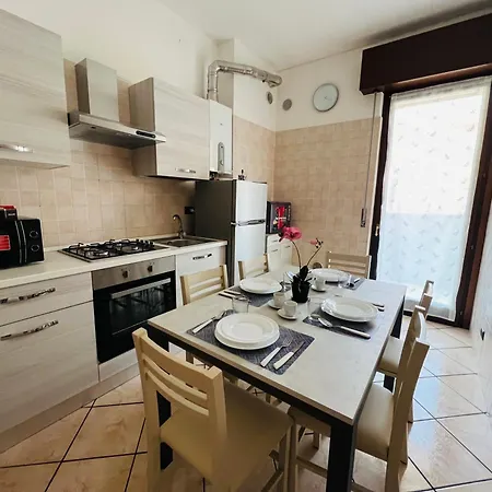 Апартаменты Casa Vacanza Da Elena 2 - Trilocale A 2Km Da Veronafiere Верона